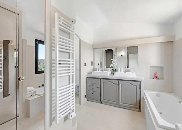 A C House With Pool & 3br 8p Gassin