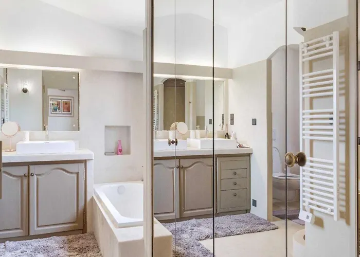 A C House With Pool & 3br 8p Gassin