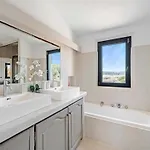 A C House With Pool & 3br 8p Gassin *