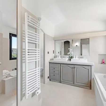 A C House With Pool & 3br 8p Gassin