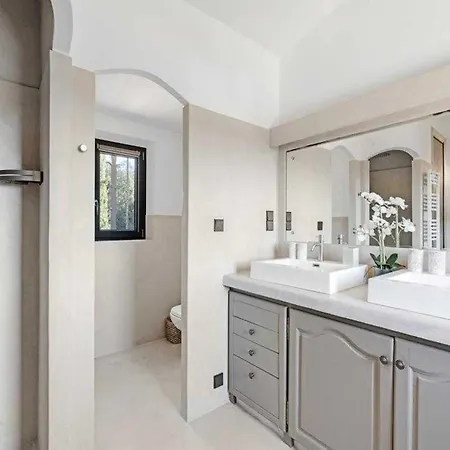 A C House With Pool & 3br 8p Gassin 圣特罗佩