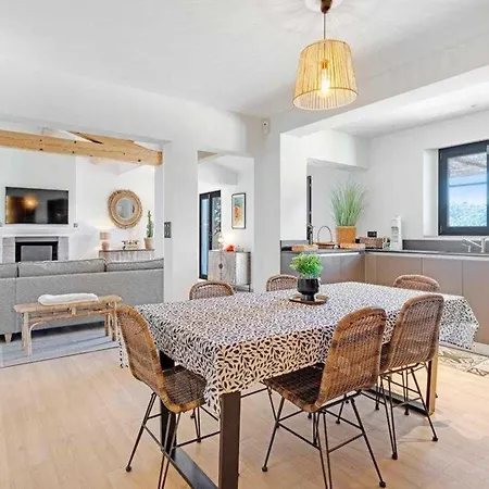 A C House With Pool & 3br 8p Gassin 公寓 *