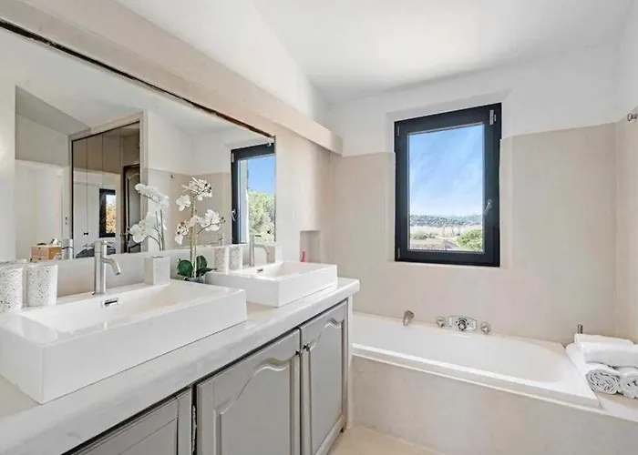 A C House With Pool & 3br 8p Gassin *