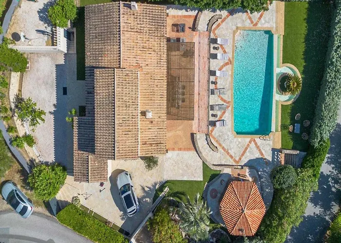 A C House With Pool & 3br 8p Gassin Apartment