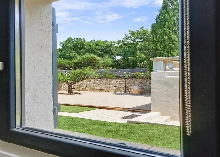 A C House With Pool & 3br 8p Gassin Apartment